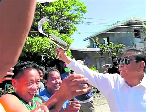 Ilocano ‘Santa’ strikes, money gun blazing .